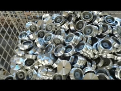 χάλυβας που επεξεργάζεται τα μέρη στη μηχανή